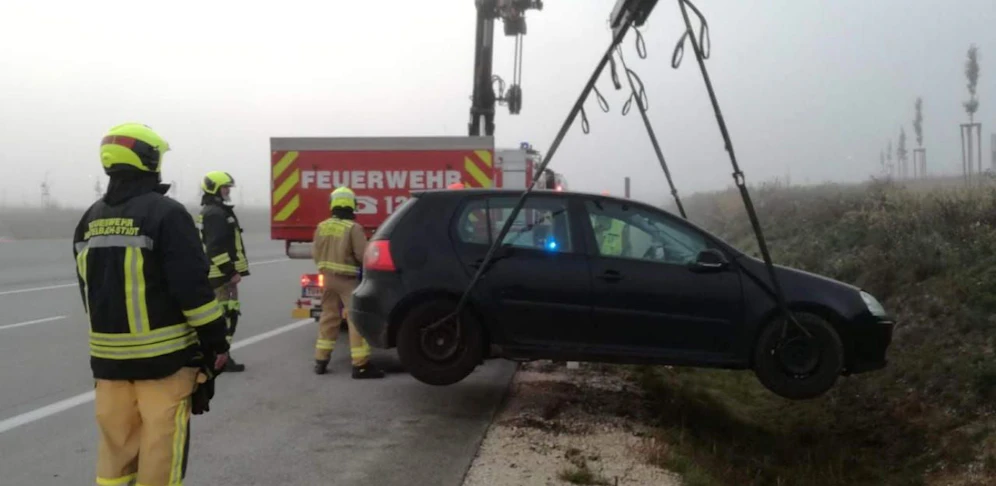 Die Feuerwehr barg das Fahrzeug.