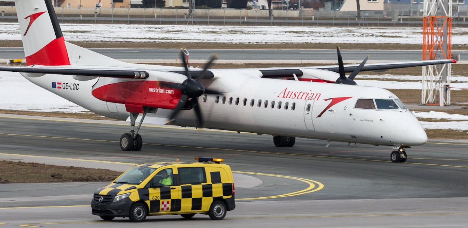 (Symbolbild) Ein Flugzeug des Typs Dash-8 Q400 am Innsbrucker Flughafen.