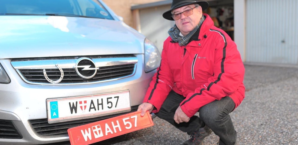 Adolf H. (61) muss sein altes Wunsch-Kennzeichen abgeben.