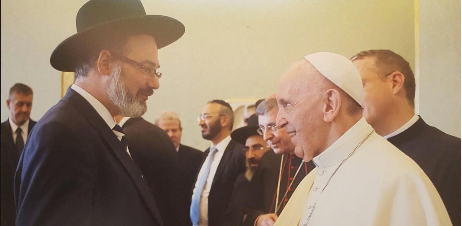 Oberrabinner Arie Folger mit Papst Franziskus. Credit: IKG Wien