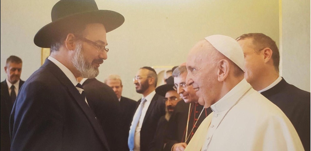 Oberrabinner Arie Folger mit Papst Franziskus. Credit: IKG Wien