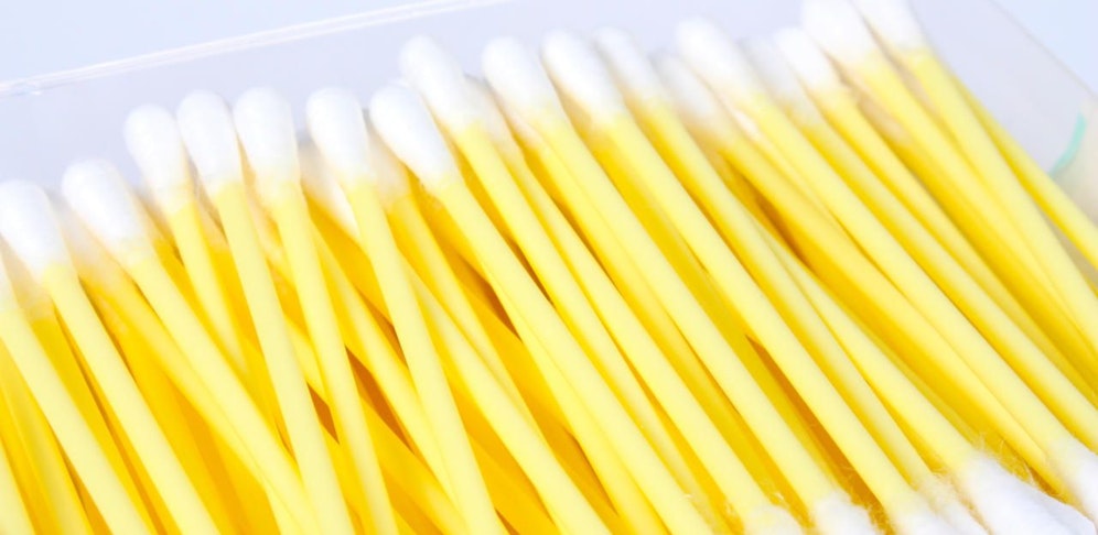 Wattestäbchen können für die Ohren gefährlich sein.