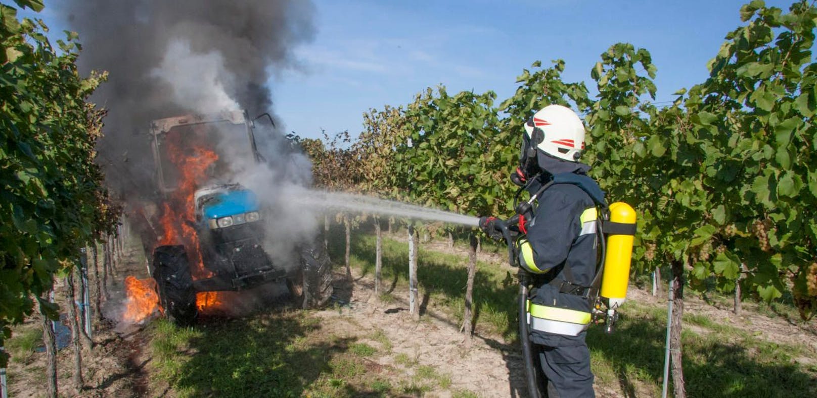 Traktor ging bei Weinlese plötzlich in Flammen auf