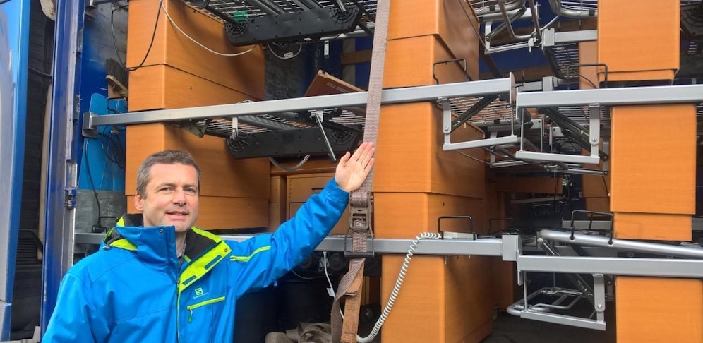  Bernhard Bouzek (MA 27) beim Verladen der Hilfsgüter für den rumänischen Spitalsektor.