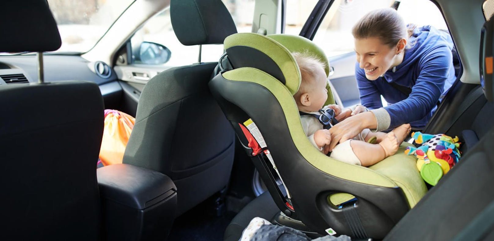 Warnsysteme sollen verhindern, dass Kinder im heißen Auto vergessen werden.