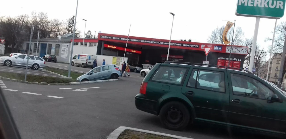 Ein Autofahrer geriet bei einem Merkur-Markt in Wien-Floridsdorf auf Abwege, Leserin Nadine knipste das Debakel.