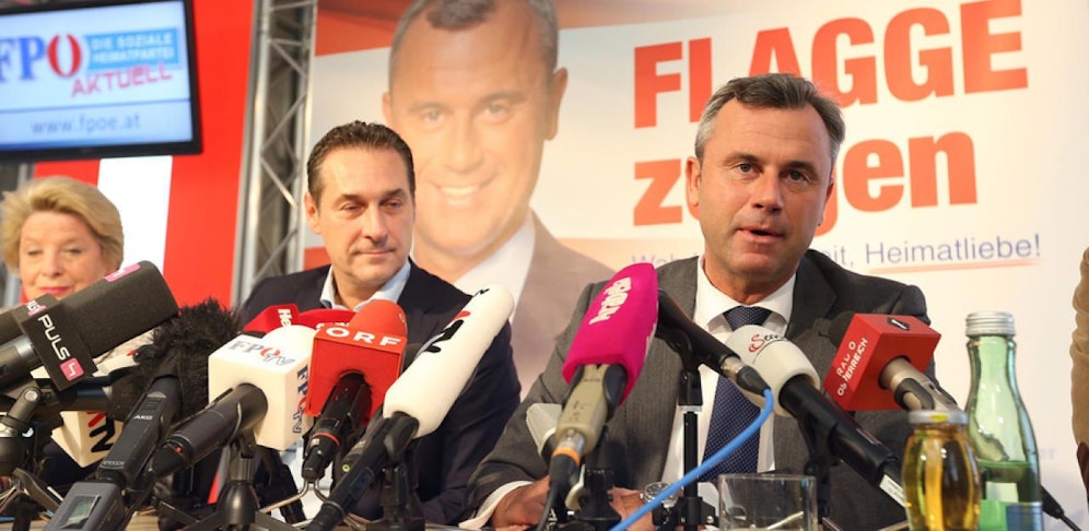 FPÖ-Chef Heinz-Christian Strache und der damalige Kandidat Norbert Hofer (r.) bei einer Pressekonferenz.