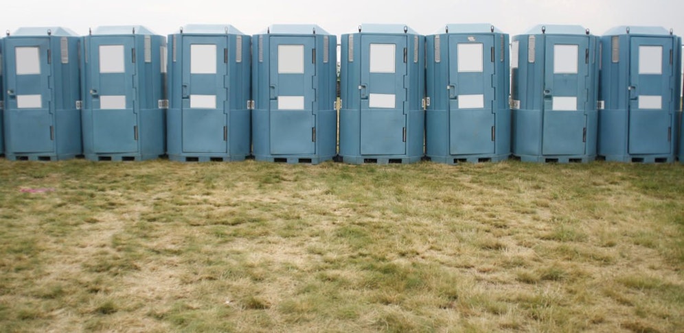 In einer solchen Toilette befand sich gerade eine Frau, als ein Betrunkener das Klo umstieß.