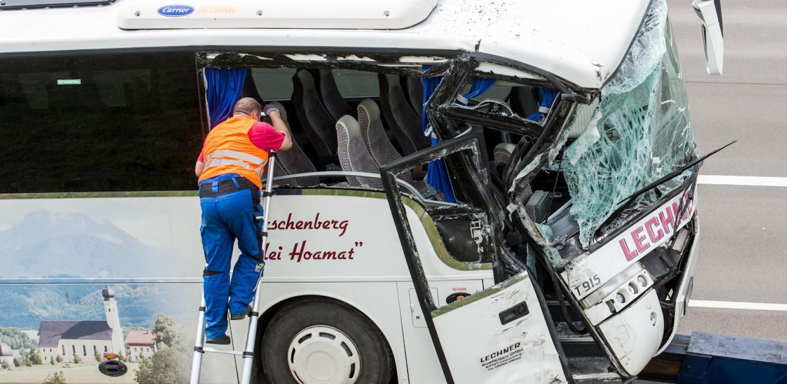 Schwerer Bus-Crash bei München - Kinder verletzt