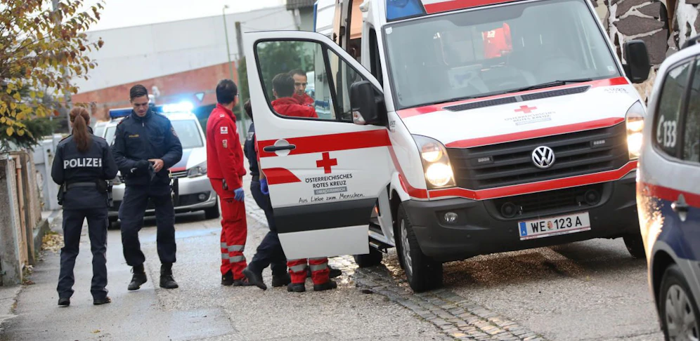 Polizei- und Rettungseinsatz nach Messerattacke (Symbolbild). 