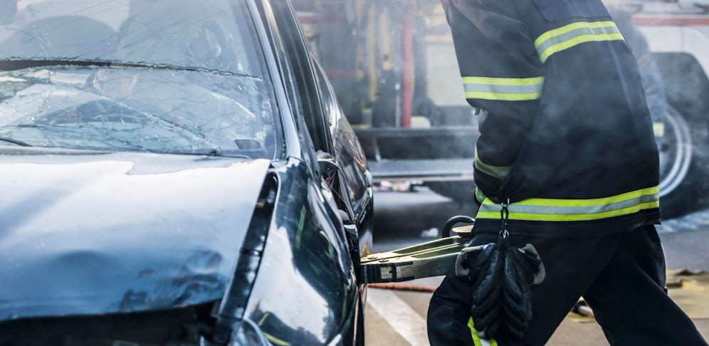 Die Lenkerin musste aus dem Wrack geschnitten werden (Symbolbild).