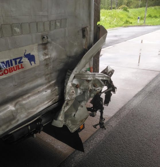 Die ausgerissene Autotüre hing noch am Sattelschlepper.