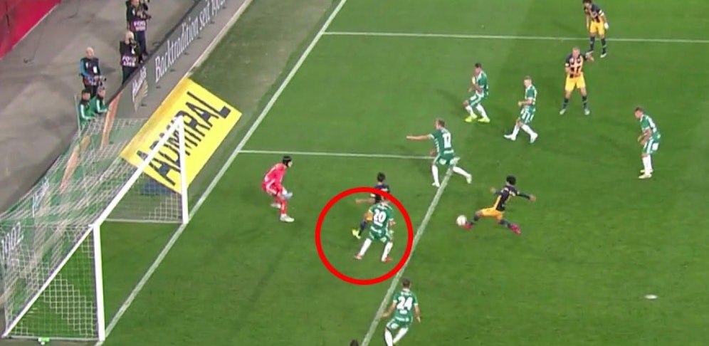 Takumi Minamino schießt das entscheidende 2:1. Masaya Okugawa steht im passiven Abseits, irritiert dabei Goalie Richard Strebinger nicht. Darum zählt der Treffer.