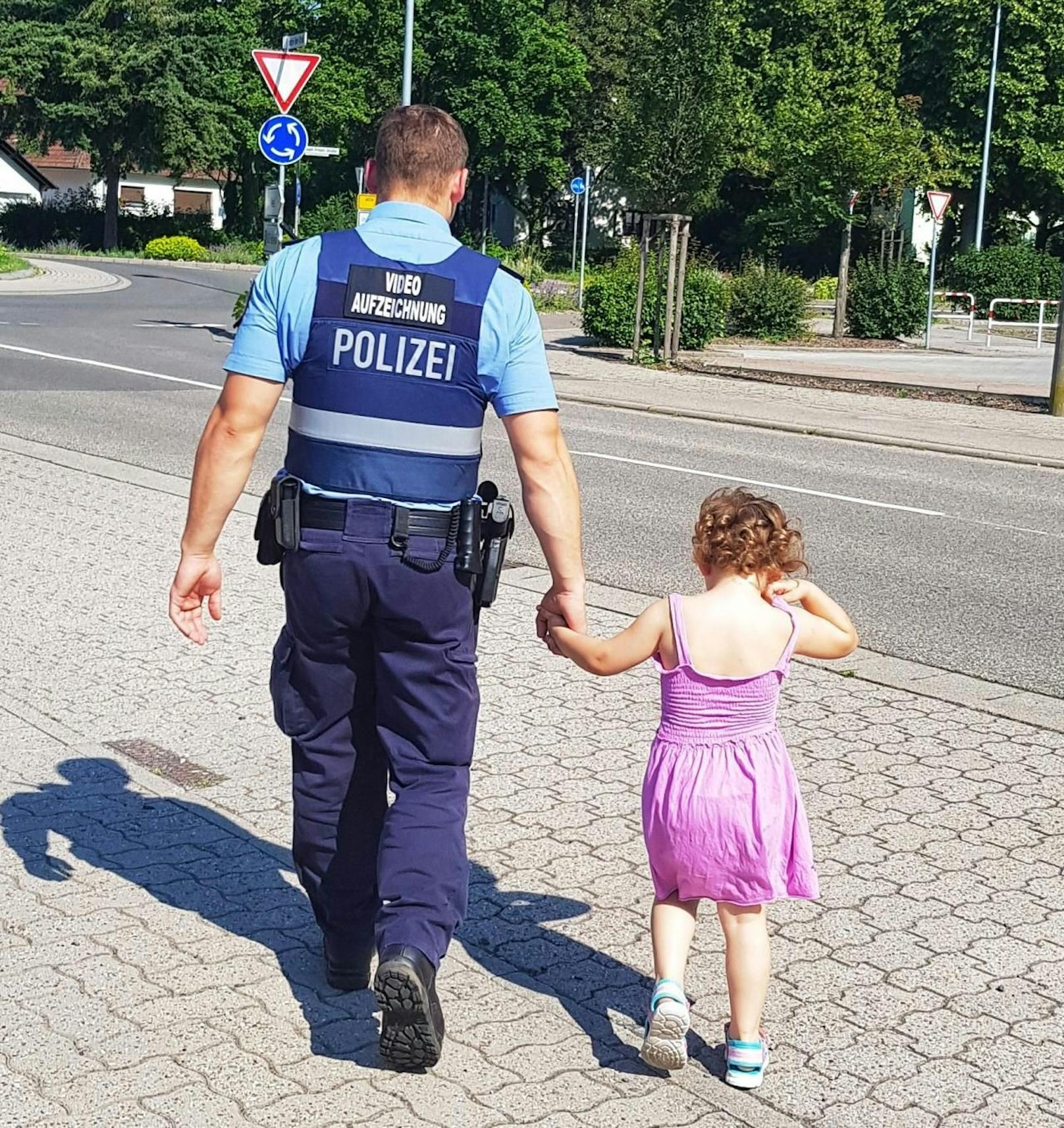 Hand in Hand: Ein Polizist in Germersheim (D) wollte ein kleines Mädchen nach Hause begleiten. Die Dreijährige fand den Heimweg allerdings nicht mehr.