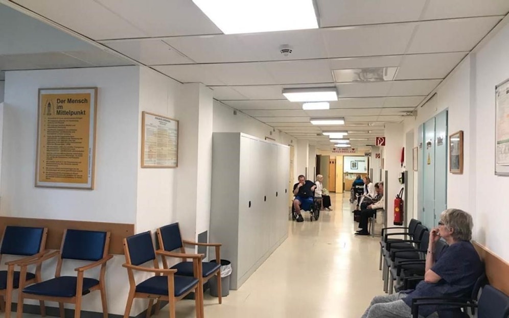 Im Wiener Kaiser-Franz-Josef-Spital wurde Mittwoch früh ein Kardiologe niedergestochen und lebensgefährlich verletzt. 