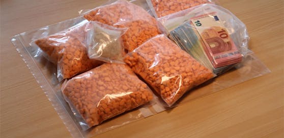 Zwei Österreicher wurden von der Osnabrücker Polizei festgenommen: Sie hatten 5000 Ecstasy-Tabletten im Gepäck. (Foto: Polizeiinspektion Osnabrück)