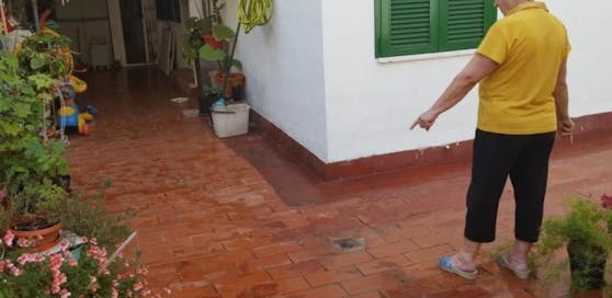 Hier fand die Nachbarin die nackte Frau auf dem Boden liegend vor.
