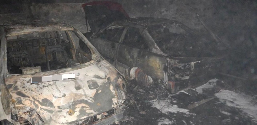 Die ausgebrannten Pkws in einer Tiefgarage in Wien-Josefstadt nach der Brandbekämpfung.