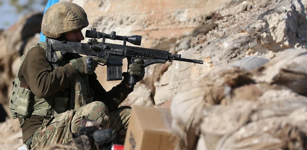 Ein türkischer Soldat am Berg Bersaya an der Grenze zur Türkei