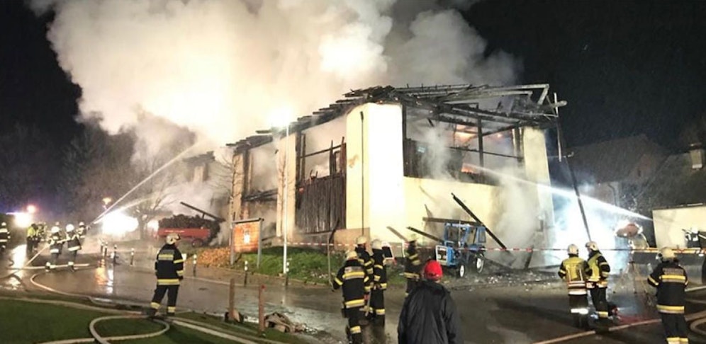 An mehreren Bauernhöfen (im Bild in Umberg) legte die Verdächtige Brände. Nun wird sie auch des Mordes verdächtigt.