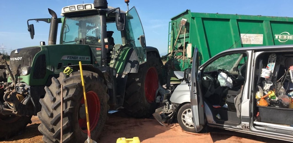Der Traktor schnitt dem Transporter den Weg ab.