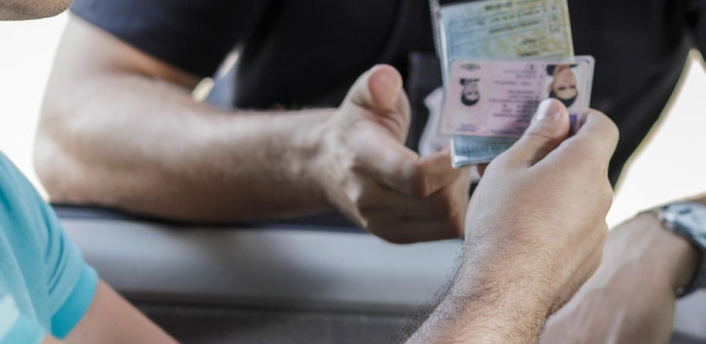 Symbolbild einer Führerscheinübergabe.