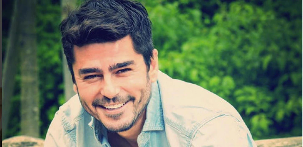 Ein Betrüger eröffnete ein Dating-Profil mit dem Foto von Adam Güzel. 