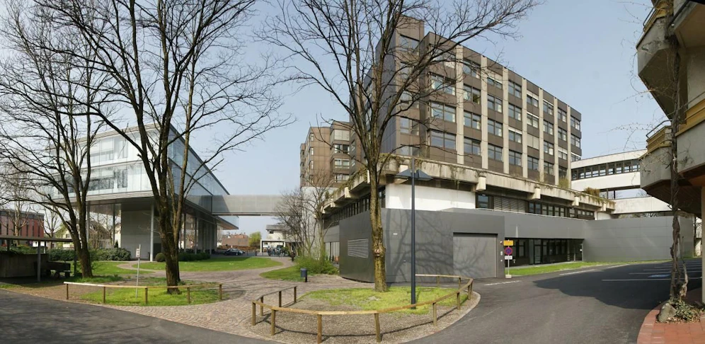 Das Krankenhaus Dornbirn. Gebäudebestand von Osten.