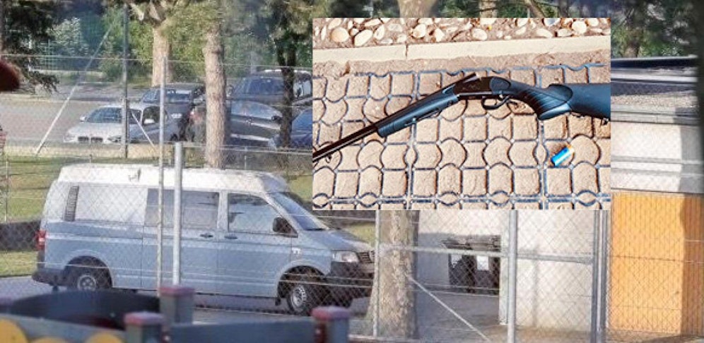 Der Tatort Stunden nach der Tat und die Waffe des Schützen.