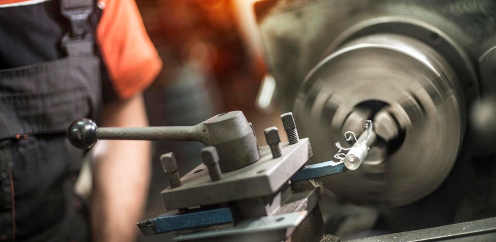 Beim Arbeiten rutschte der junge Mann ab.