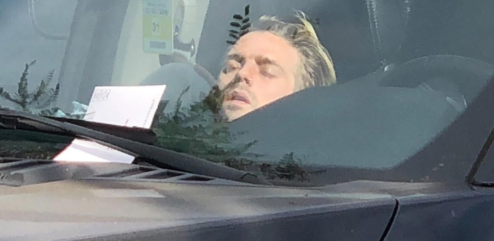 Parkticket für Carter, während er im Auto schlief