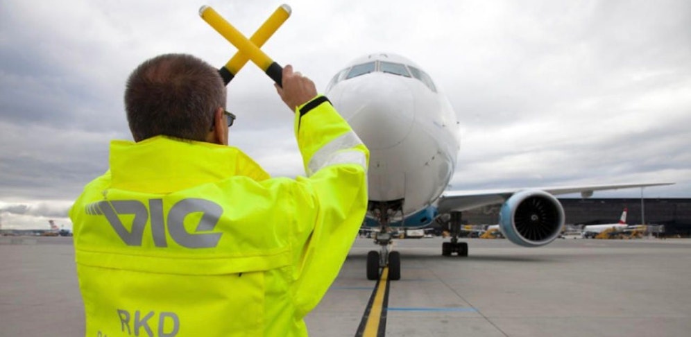 Gegen Abschiebungen nach Afghanistan wird am Flughafen Wien-Schwechat demonstriert.