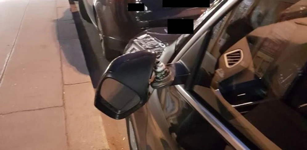 Eines der beschädigten Autos. Insgesamt hatte der Mann zwölf Seitenspiegel von Autos getreten.