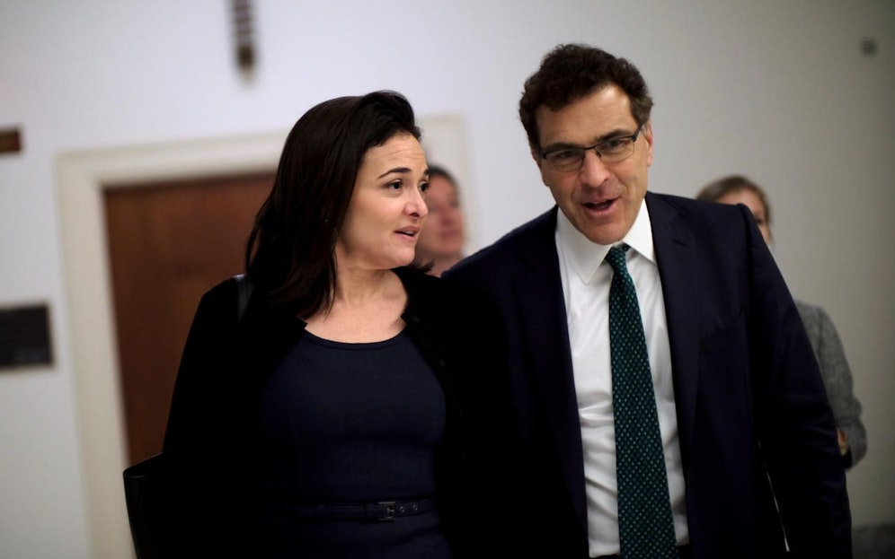 Facebook-COO Sheryl Sandberg und Kommunikationschef Elliot Schrage nach einem Meeting im Kapitoll in Washington im Oktober 2017.