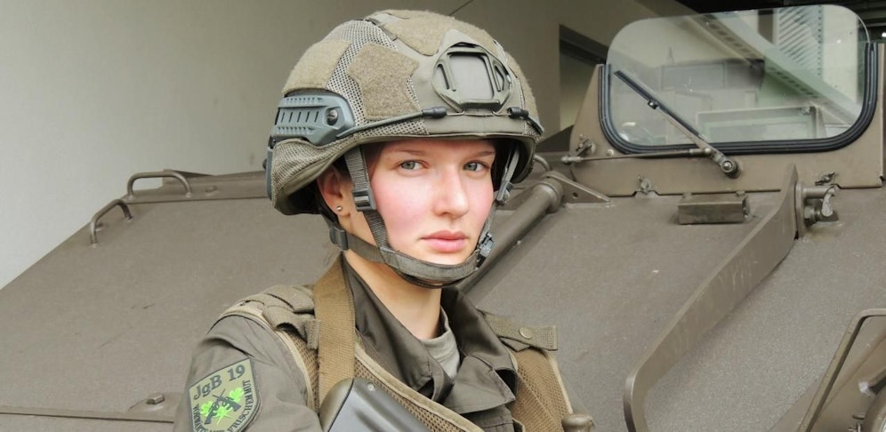 Passt perfekt: Melanie in Uniform.