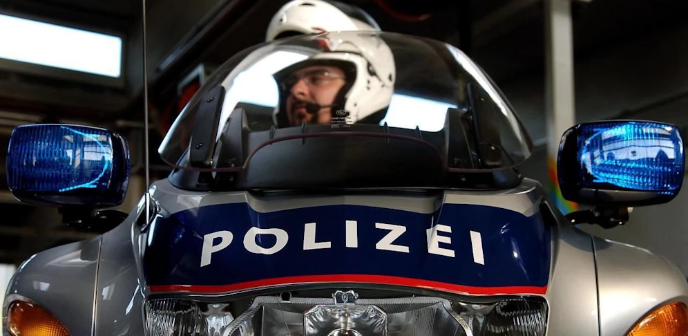 Auf Grund des Tragens eines Schutzhelmes, trug der Beamte nur leichte Verletzungen davon. 