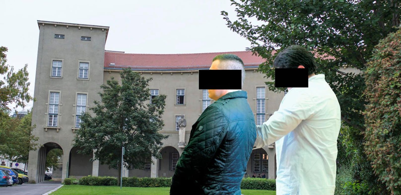 Zwei der Angeklagten, im Hintergrund das Kremser Landesgericht.