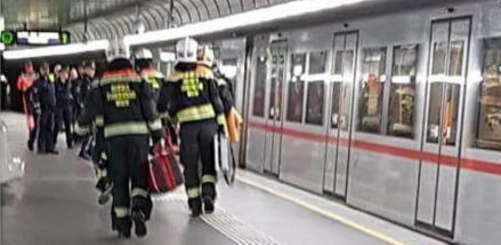 In der U4-Station Schwedenplatz torkelte der Teenager, fiel auf die Gleise  und konnte sich in die Sicherheitsnische retten.