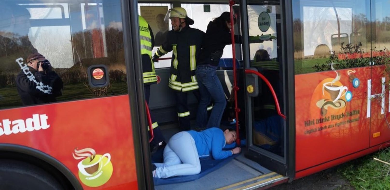 Busfahrer öffnete Tür nicht, Schülerin kollabiert