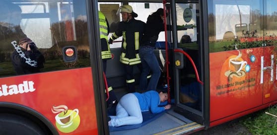 In Kiel war es nur eine Übung, in Gmunden Realität: Eine Schülerin kollabierte im völlig überfüllten Bus.
