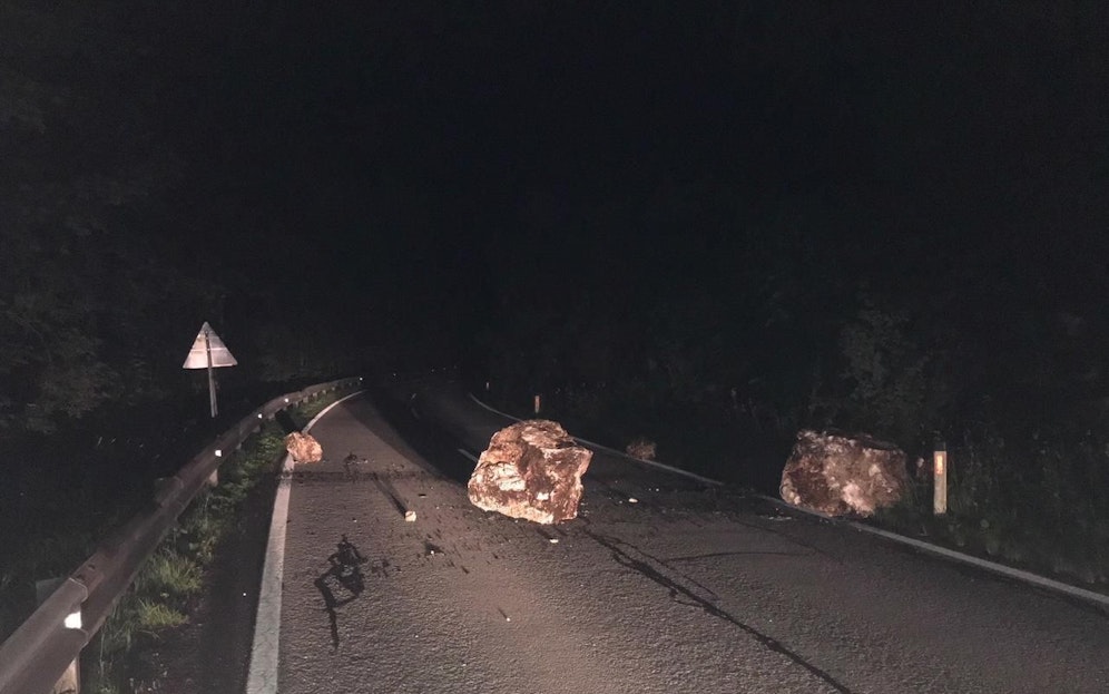 Tonnenschwere Felsbrocken stürzten auf die Landesstraße in Hallstatt.