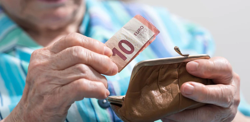 Die Pensionistin übergab den beiden Verdächtigen 1.000 Euro.