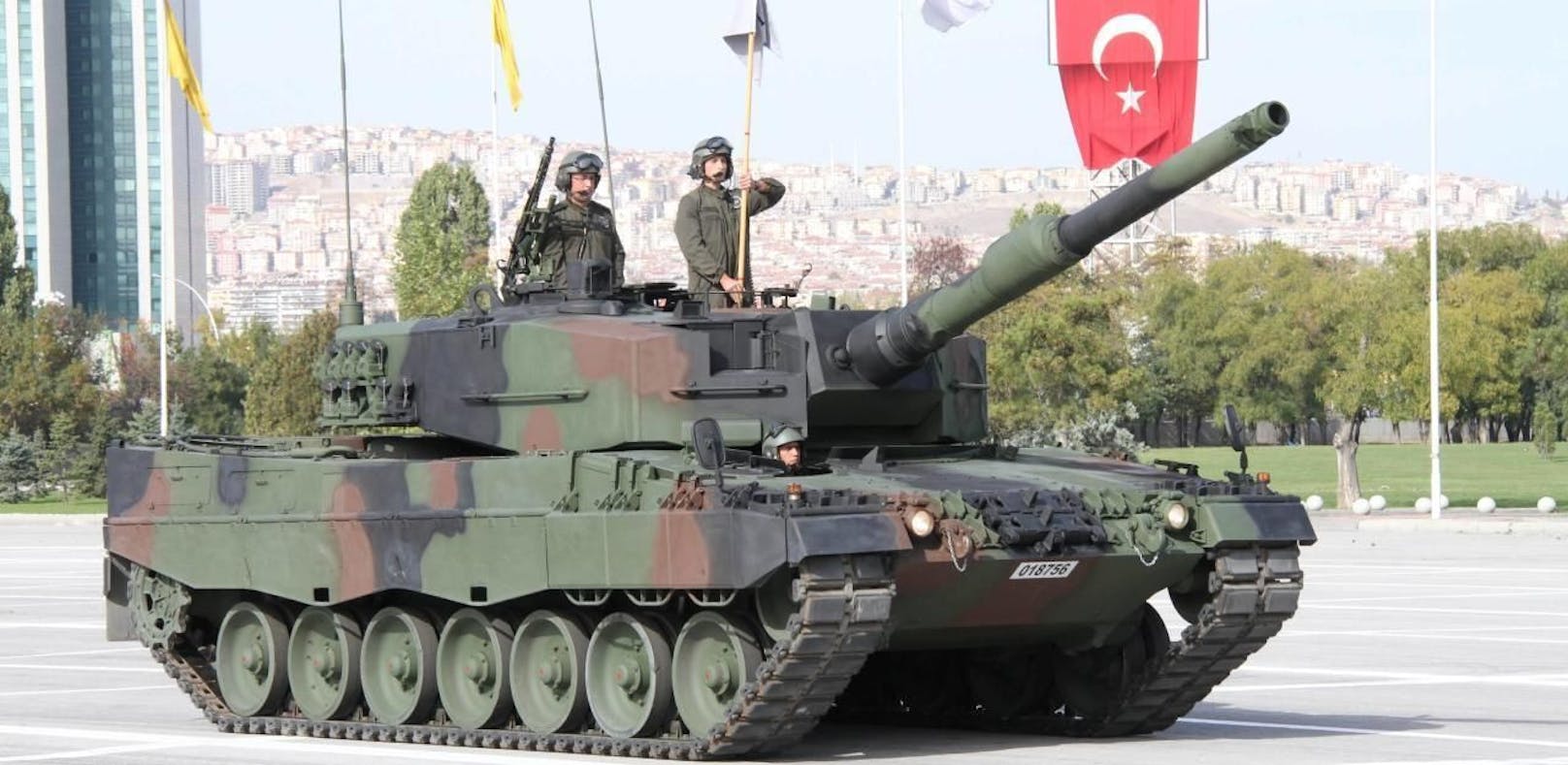 Ein in Deutschland hergestellter türkischer Leopard-Panzer bei einer Parade zum Nationalfeiertag in Ankara