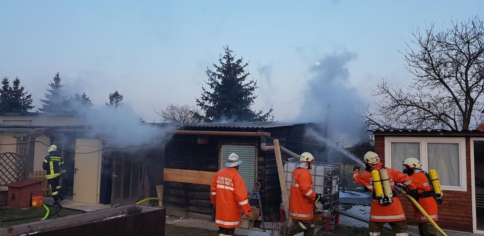 Brandalarm: Ofen in Holzschuppen fängt Feuer