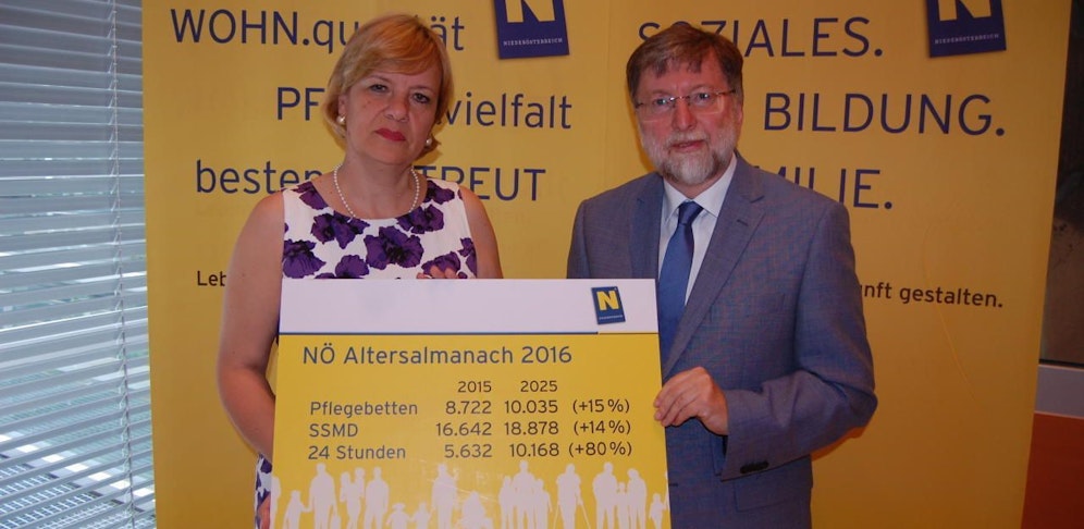 Landesrätin Barbara Schwarz mit Projektleiter Franz Kolland.