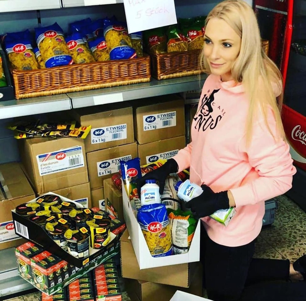 Philippa Strache hilft in der Coronakrise im Sozialmarkt aus.
