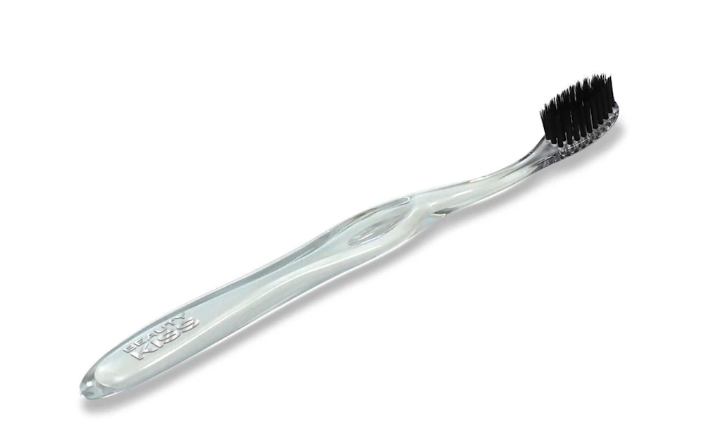 Die "Zahnbürste Aktivkohle Whitening" ist in vier verschiedenen Farben erhältlich.