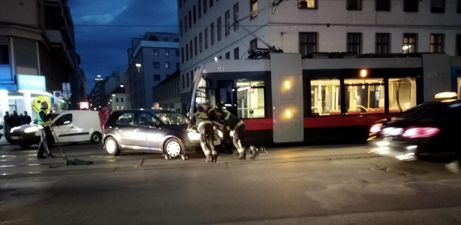 Feuerwehrmänner schoben das Unfallauto aus dem Weg.