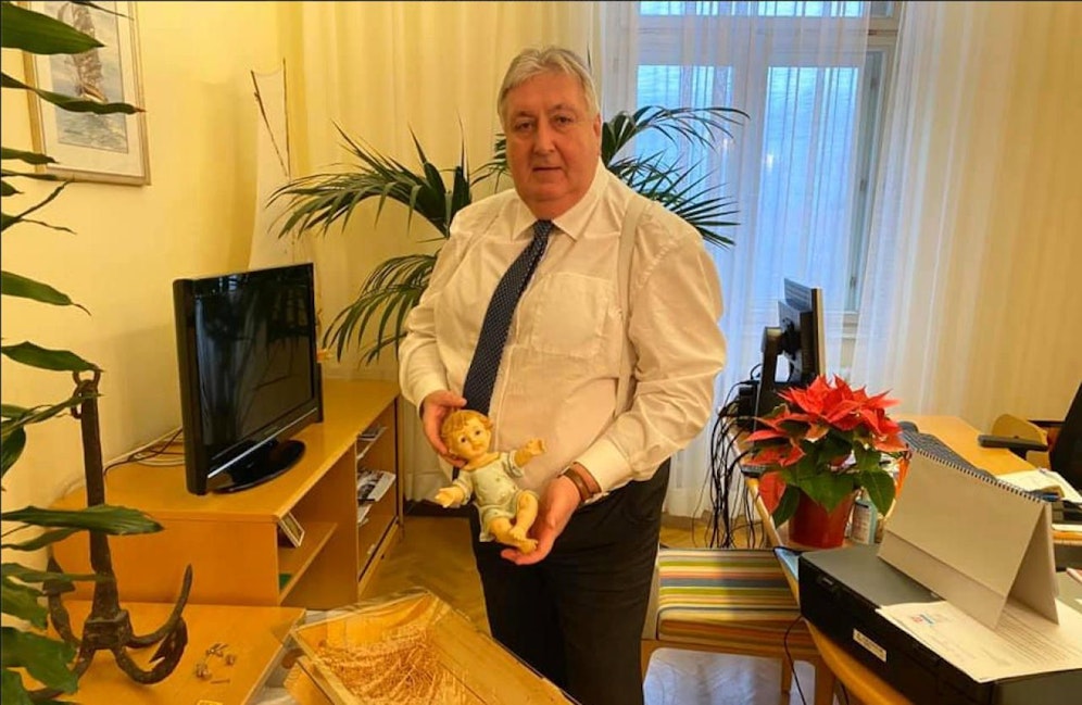 Nach Christkind-Diebstahl: Bezirksvorsteher Paul Stadler (FPÖ) sorgt nun für Ersatz. 