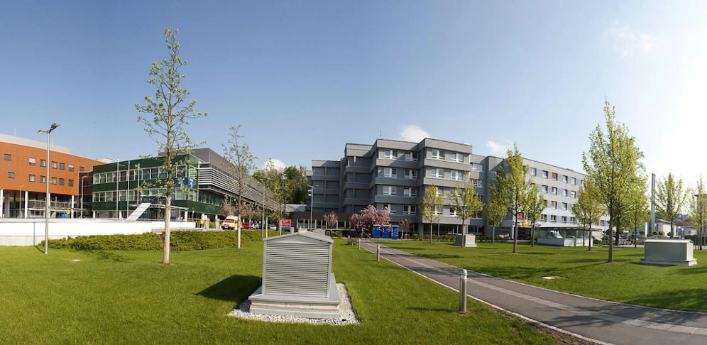In Steyr starb ein 78-jähriger Mann, er war auch mit dem Corona-Virus infiziert,